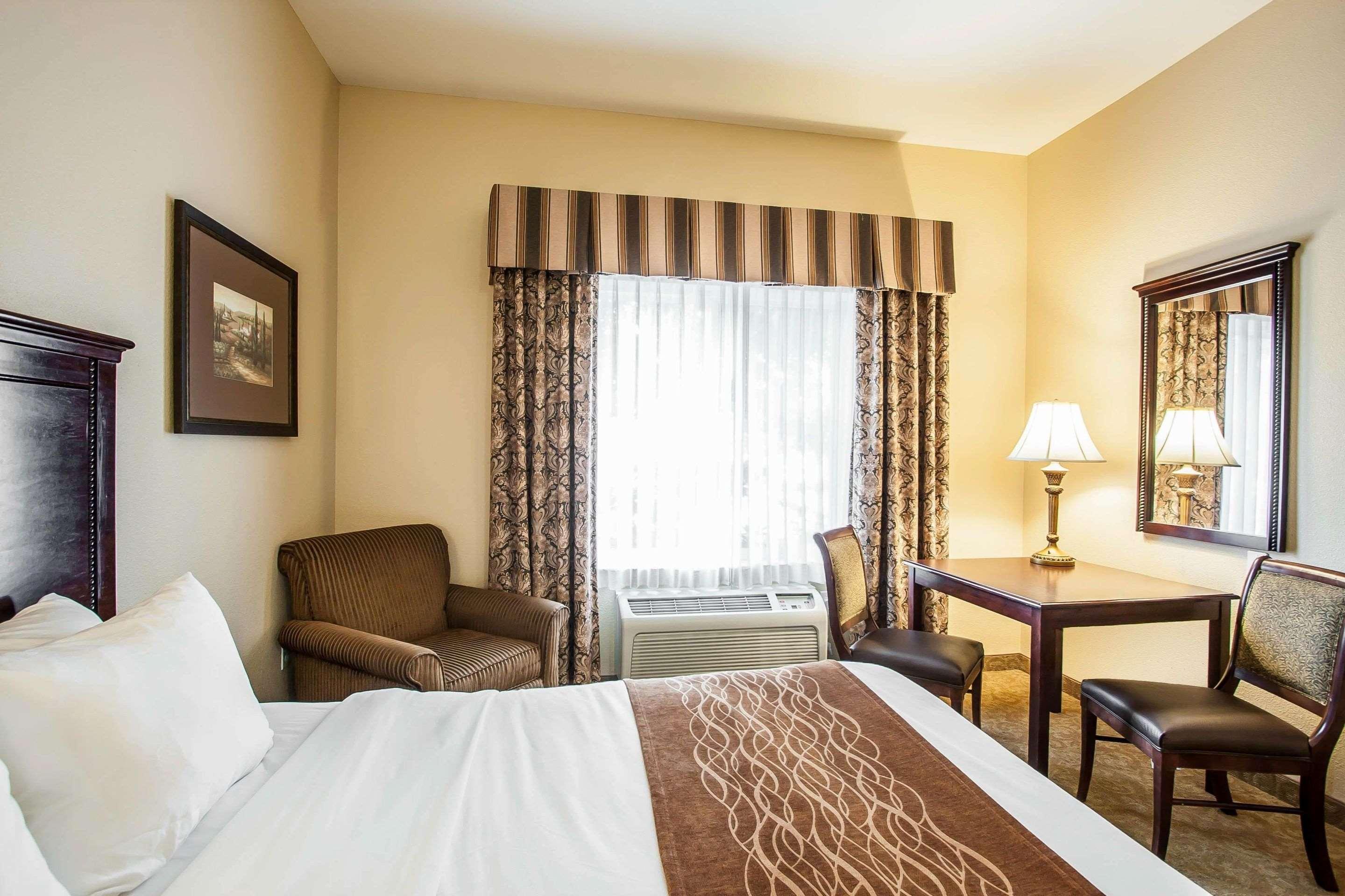 Comfort Inn & Suites Mcminnville Wine Country Exterior photo