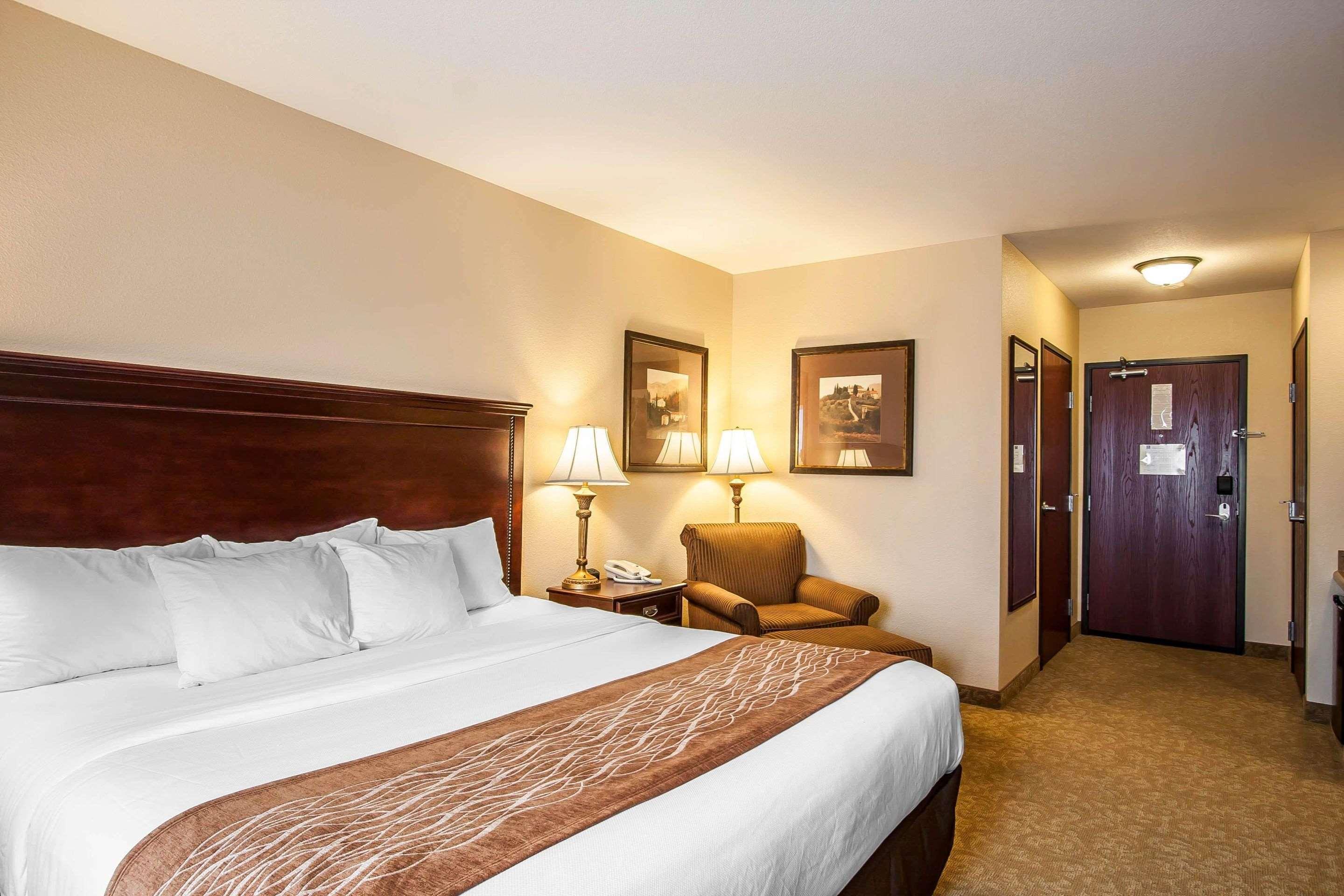 Comfort Inn & Suites Mcminnville Wine Country Exterior photo