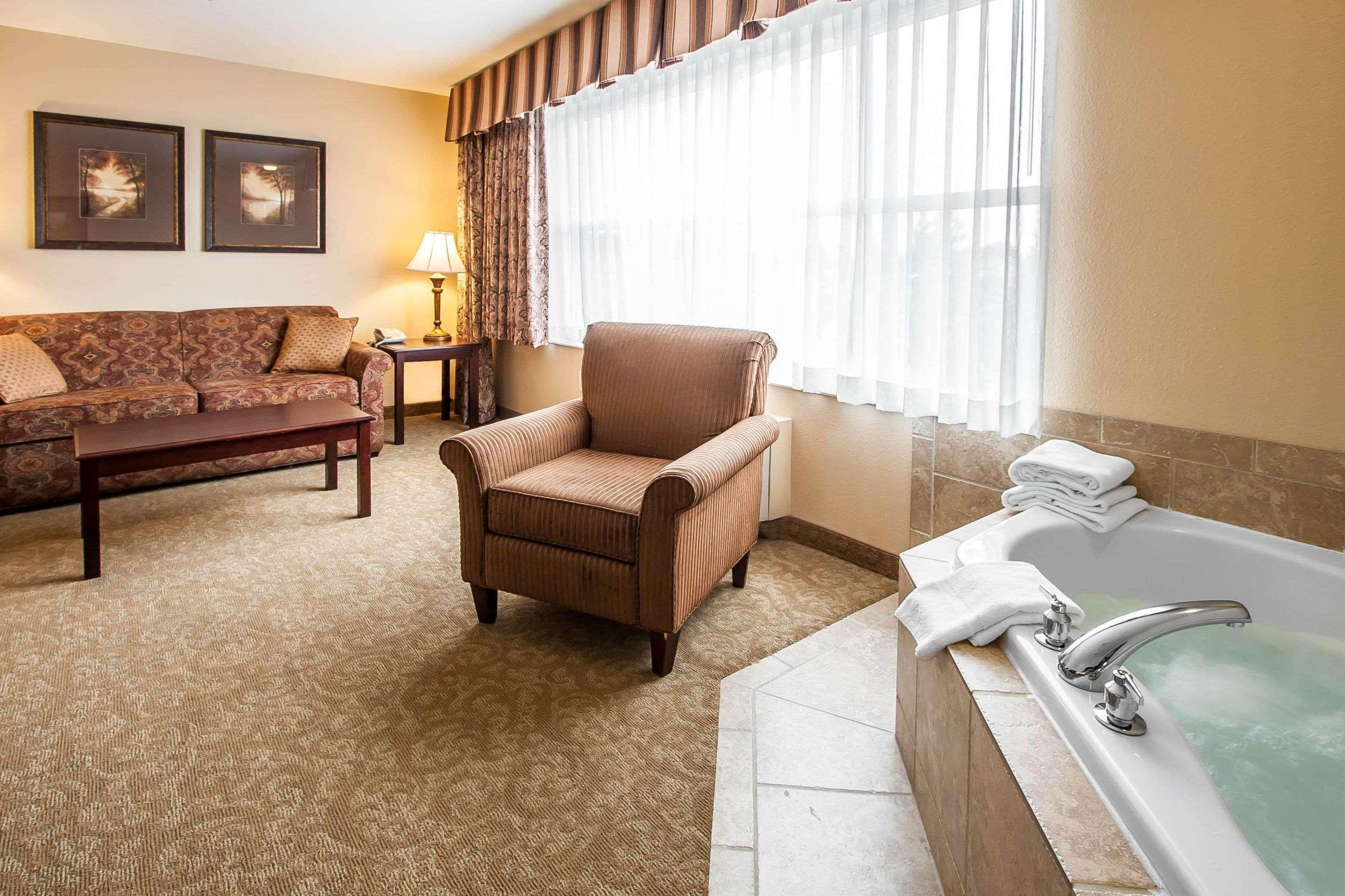 Comfort Inn & Suites Mcminnville Wine Country Exterior photo