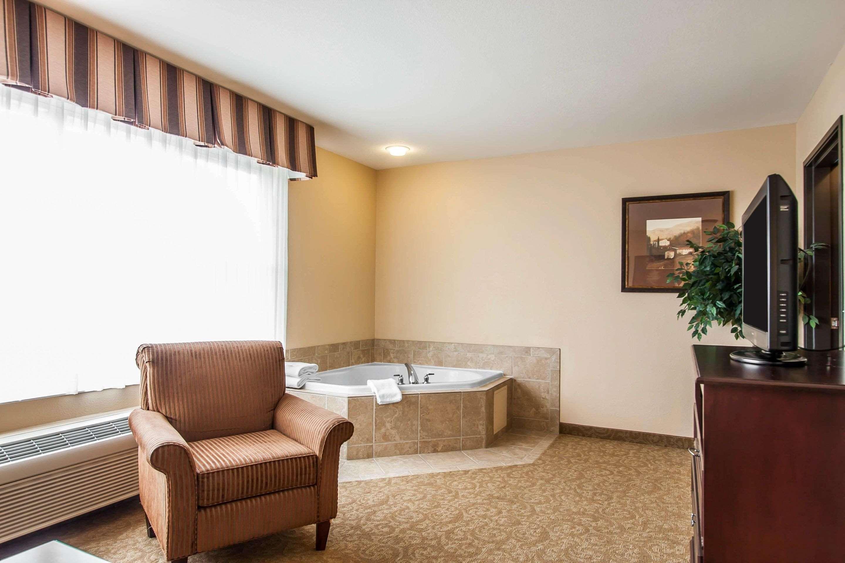Comfort Inn & Suites Mcminnville Wine Country Exterior photo